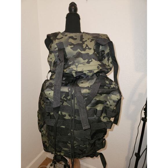 New! 70L Camouflage Hiking Backpack - Picture 2 of 8